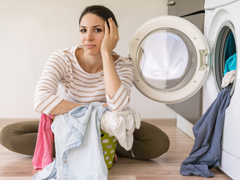 Tips to remove stains on white clothes with a washing machine